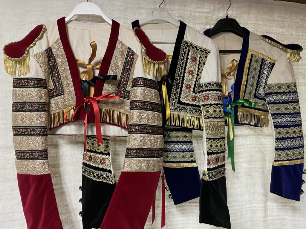 Modelos de de chaqueta con diversas cores do traxe de peliqueiro en Queiper Laza