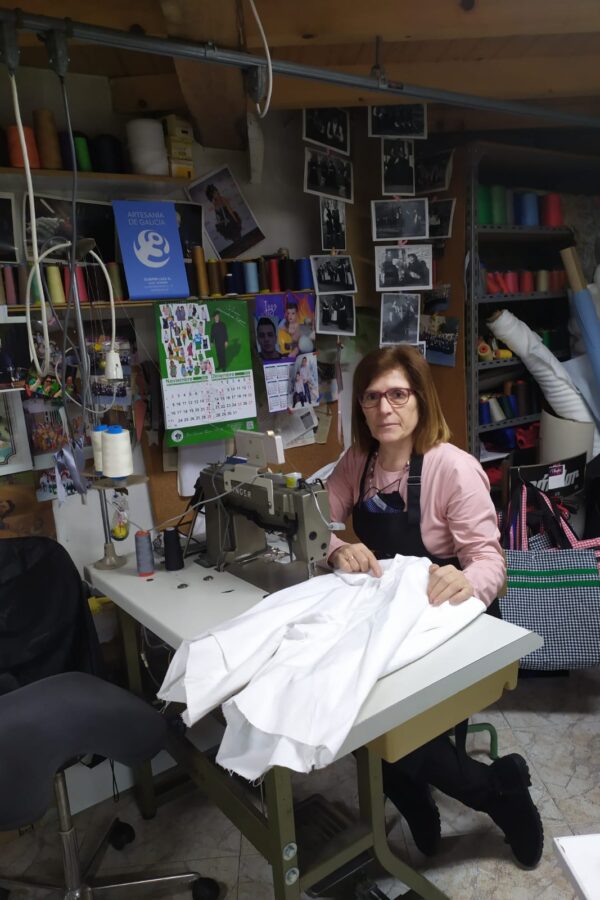 Loli no taller artesan de Queiper Laza