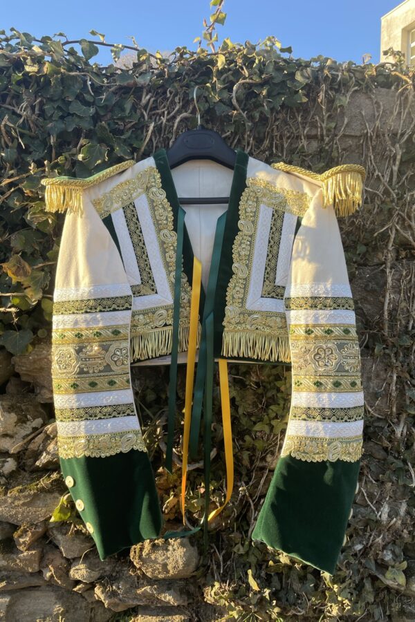 Exemplo chaqueta de cor verde do traxe de peliqueiro en Queiper Laza